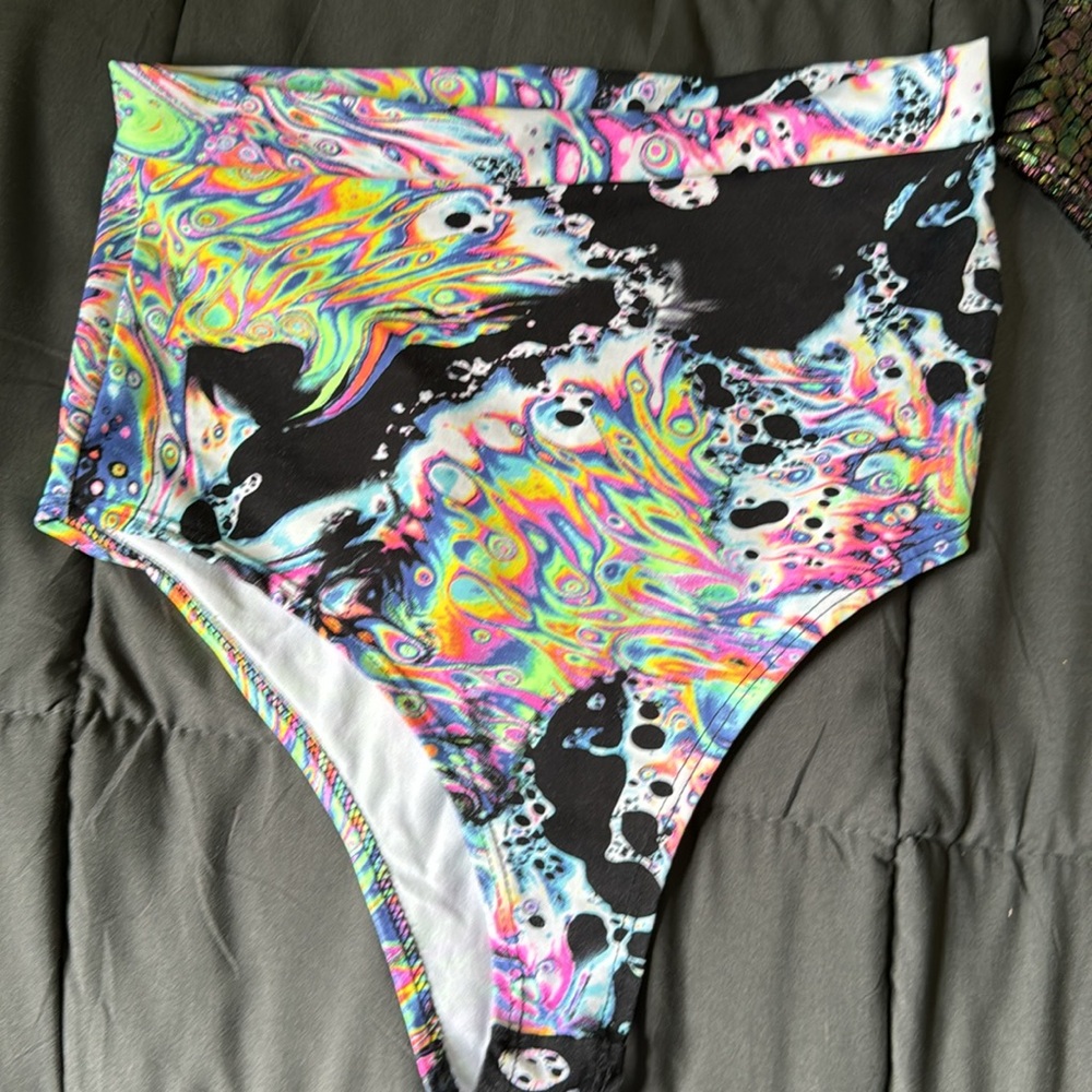 Freedom Rave Wear booty/festival shorts, size small - Picture 2 of 4